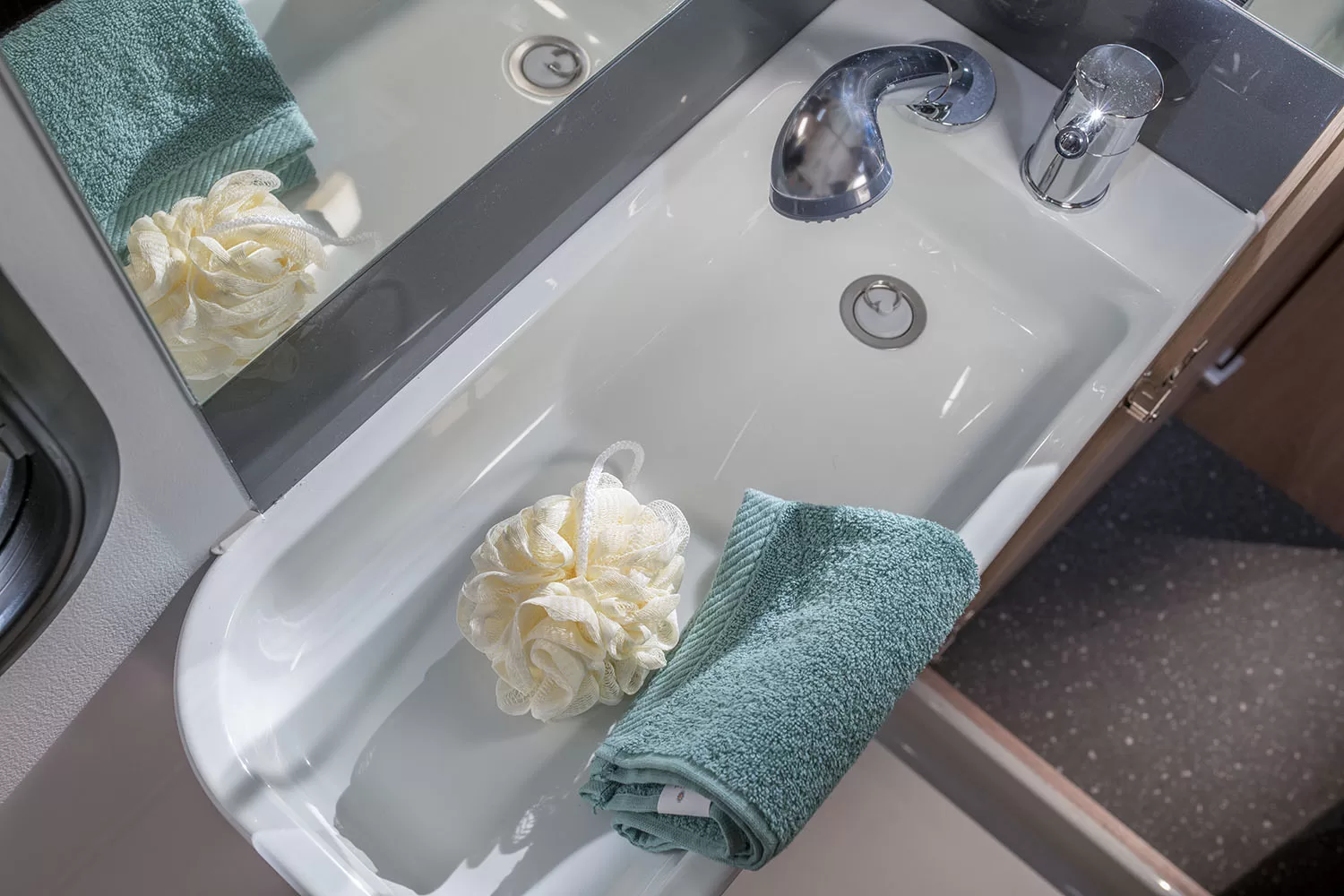 506_AVIVA_472_PK_bathroom_detail_washbasin_DSC_4640